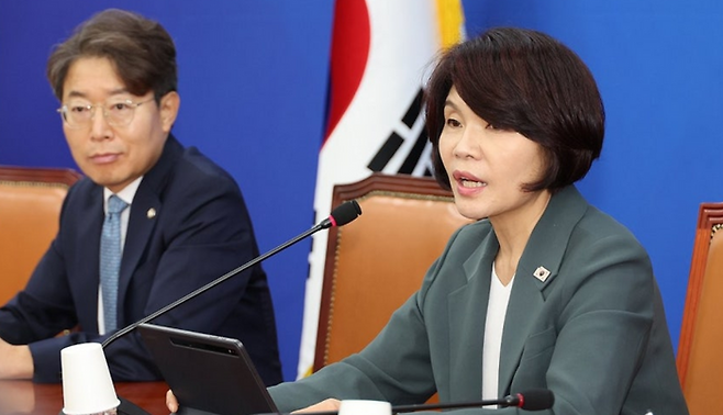 한정애 더불어민주당 정책위의장이 14일 국회에서 정부조직 개편 등 현안 관련 기자간담회를 하고 있다. 왼쪽은 최기상 정책위 사회수석부의장 ⓒ연합뉴스