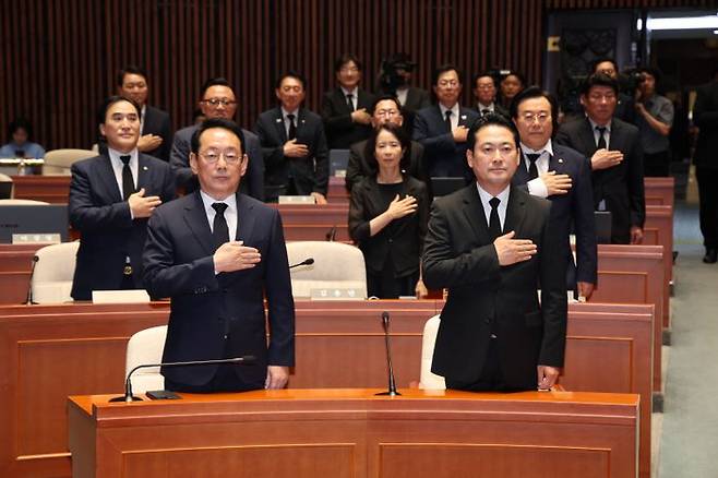 장동혁 국민의힘 당대표(오른쪽)가 지난 1일 오후 국회에서 열린 의원총회에 김도읍 정책위의장과 국민의례를 하고 있다. ⓒ뉴시스