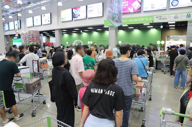 트레이더스 구월점에서 계산줄을 기다리는 고객들의 모습ⓒ이마트