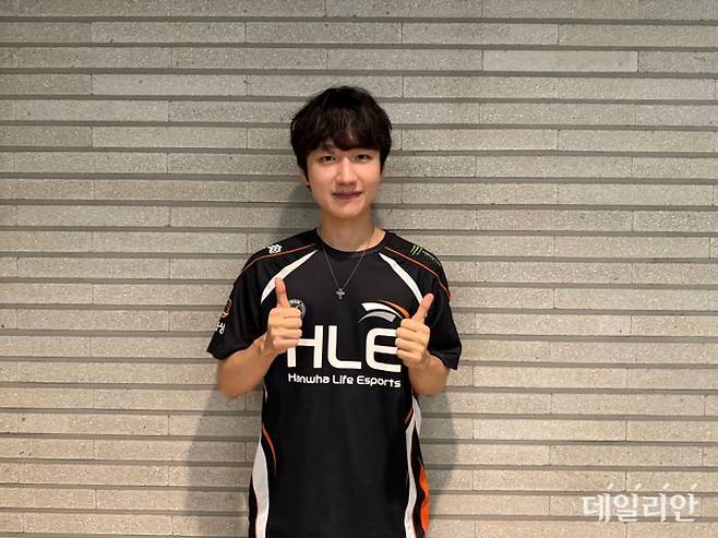 '피넛' 한왕호가 14일 데일리안과의 인터뷰를 마친 뒤 사진 촬영을 하고 있다. ⓒ데일리안 황지현 기자