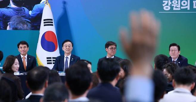이재명 대통령이 지난 12일 강원도 춘천시 강원창작개발센터에서 열린 타운홀 미팅에서 질문을 받고 있다. 사진 왼쪽은 이날 이 대통령으로부터 두 차례나 발언 기회를 봉쇄당한 김진태 강원특별자치도지사 ⓒ연합뉴스