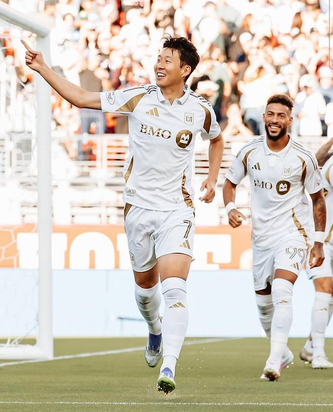 손흥민(LAFC·왼쪽)이 14일 캘리포니아주 샌타클래라의 리바이스 스타디움에서 열린 새너제이와의 미국 메이저리그사커 방문경기에서 경기 시작 52초 만에 선제골을 터뜨린 뒤 세리머니를 하고 있다. LA FC는 이날 4-2로 승리했다. 사진 출처 LA FC 인스타그램
