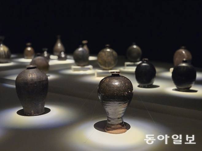 검은색은 예로부터 현색(玄色), 흑색(黑色,) 오색(烏色) 등으로 불리면서 ‘만물을 품은 빛깔’로 여겨졌다. 호림박물관에서는 이처럼 다양한 빛과 모양의 흑자를 만나 볼 수 있다. 이지윤 기자 leemail@donga.com