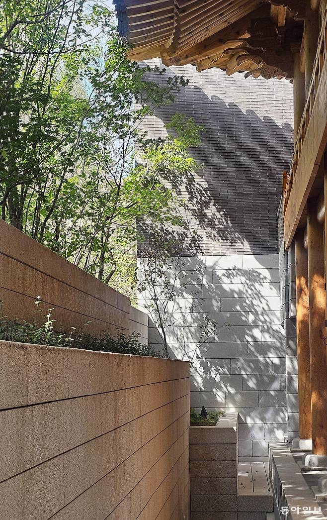 모던하게 해석한 화계 주변의 나무 그림자. 김선미 기자 kimsunmi@donga.com