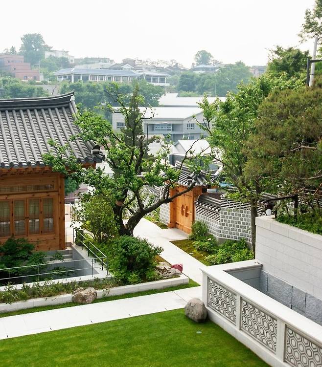 경흥각에서 바라보는 동여루 주변 조경. BEOH 제공