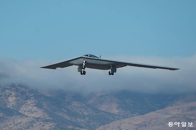 미국의 차세대 스텔스 전략폭격기인 B-21(레이더)의 2번체 기체가 미 캘리포니아주 에드워즈 공군 기지에서 시험비행을 하고 있다. 미 공군 홈페이지