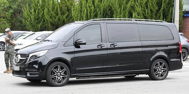 이재용 삼성전자 회장의 장남 이지호 씨가 탑승한 것으로 추정되는 미니밴 차량이 15일 오후 경남 창원 진해구 진해기지사령부 제3정문으로 들어서고 있다. 미국 국적을 포기한 이 씨는 이날 139기 해군 학사관후보생으로 입영해 11주간 교육을 받은 뒤 12월 1일 해군 소위(통역장교)로 임관할 예정이다. 군 생활 기간은 훈련과 임관 후 의무복무를 포함해 총 39개월이다. 2025.9.15./뉴스1