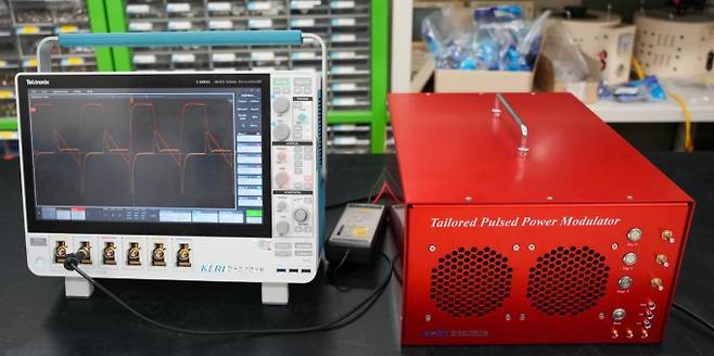 다양한 형태의 펄스(왼쪽)를 발생시킬 수 있는 KERI '바이어스용 맞춤형 펄스 전원장치(오른쪽)'. 전기연 제공