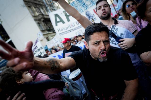 내수 침체와 경제난에 반발한 시민들이 부에노스아이레스 도심에서 시위를 벌이고 있습니다. 로이터 연합뉴스