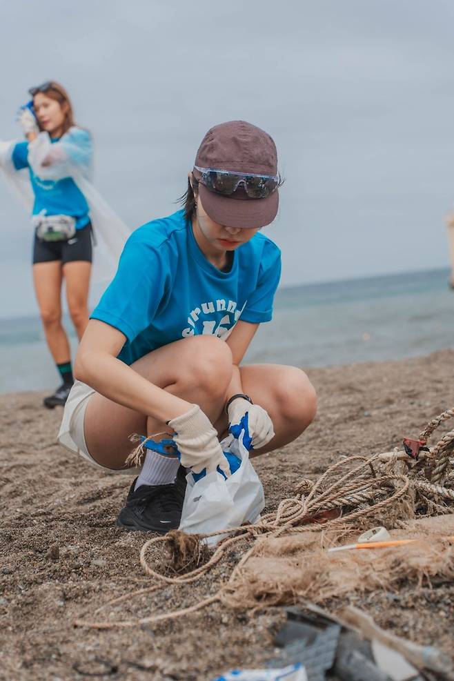 지난 12~13일 APEC 정상회의 개최지인 경북 경주 지역 연안에서 열린 '돌보는 바다로' 캠페인 참가자들이 해안 정화 활동을 펼치고 있다. 한국관광공사 제공