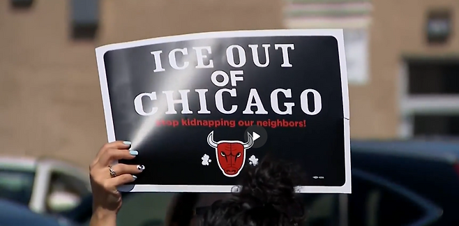 한 시민이 "ICE는 시카고를 떠나라, 우리 이웃을 납치하지 말라"는 슬로건을 들고 있다.미국 CBS 캡처