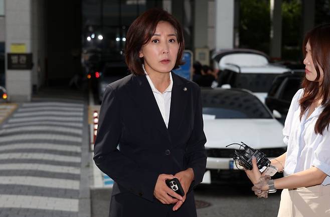 나경원 국민의힘 의원(사건 당시 자유한국당 의원)이 15일 서울 양천구 서울남부지법에서 열린 '국회 패스트트랙 충돌 사건' 특수공무집행방해 등 1심 결심공판에 출석하며 취재진 질문에 답변하고 있다. 뉴시스