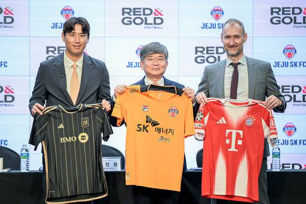 구자철 제주SK 유소년 어드바이저, 구창용 제주 대표이사, 요한 자우어 R&G 대표(왼쪽부터). 서형권 기자