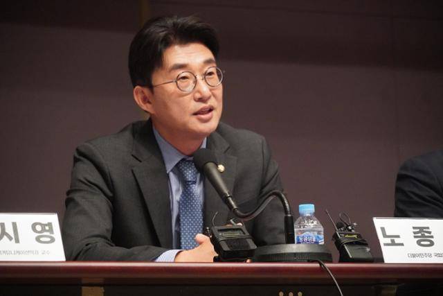 더불어민주당 언론개혁특별위원회 간사인 노종면 의원이 15일 서울 중구 프레스센터에서 열린 '허위 정보 배액 배상 어떻게 봐야 하나' 토론회에 참석해 발언하고 있다. 전국언론노동조합 제공