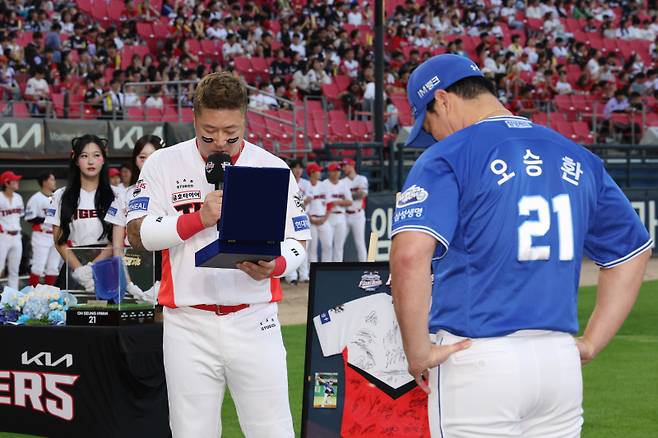 지난 10일 광주에서 열린 오승환 은퇴투어 행사에서 감사패 편지를 읽는 최형우. 삼성 제공