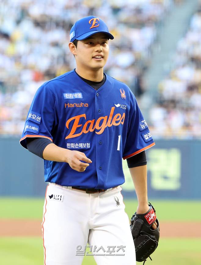 10일 오후 잠실야구장에서 열린 2025 프로야구 한화와 LG 경기. 한화 선발 문동주가 3회 LG 공격을 막고 들어오며 미소 짓고 있다. 잠실=정시종 기자 capa@edaily.co.kr /2025.08.10.