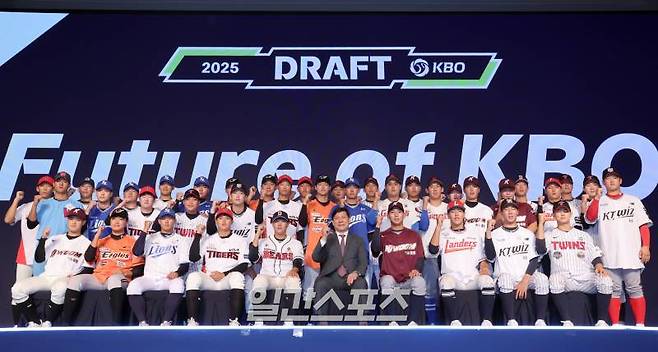 2025 KBO 신인드래프트가 11일 오후 서울 송파구 롯데호텔월드 크리스탈볼룸에서 열렸다. 각 구단에 지명된 신인들이 포토타임을 갖고있다. 잠실=정시종 기자 /2024.09.11.