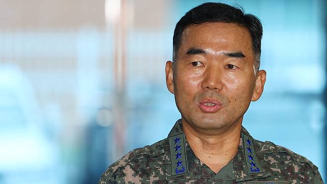 진영승 합참의장 후보자가 4일 서울 용산구 육군회관에 마련된 인사청문회 준비사무실로 첫 출근하며 취재진 질문에 답하고 있다.