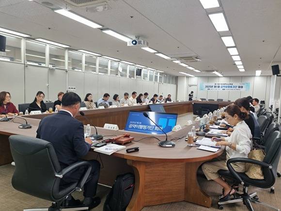 지난 12일 부산시교육청 공악이행평가단이 첫 회의를 열고 있다. [사진=부산시교육청]