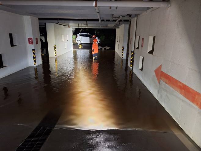 어제(14일) 밤 제주시 한경면 주차장 침수 현장 (제주소방안전본부 제공)