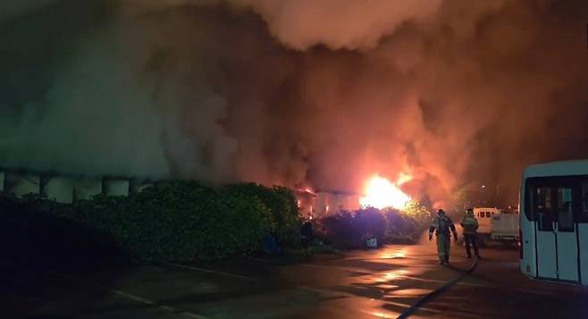 오늘(15일) 새벽 서귀포시 토평동에서 발생한 창고 화재 (제주소방안전본부 제공)