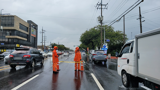 오늘(15일) 낮 제주시 오라동 도로 땅꺼짐 발생에 따른 통제 현장 (제주소방안전본부 제공)