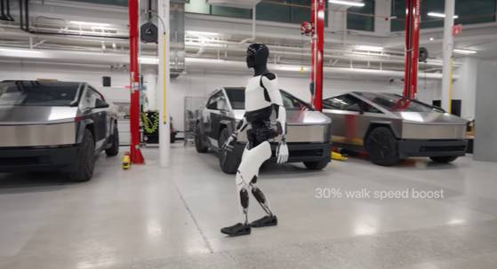 테슬라의 사이버 트럭 앞을 걸어가는 휴머노이드 로봇 옵티머스 2세대. 초기 옵티머스 개발 과정에 참여했던 데니스 홍은 로멜라의 아르테미스가 옵니머스의 '삼촌'격이라고 말했다. [사진 테슬라 유튜브 캡쳐]