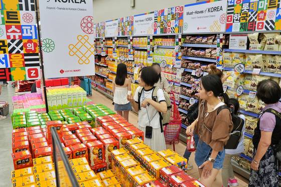 유통업계가 ‘유커 맞이’에 분주하다. 한국을 찾은 외국인 관광객들이 롯데마트 제타플렉스 서울역점에서 쇼핑하고 있다. [사진 롯데마트]