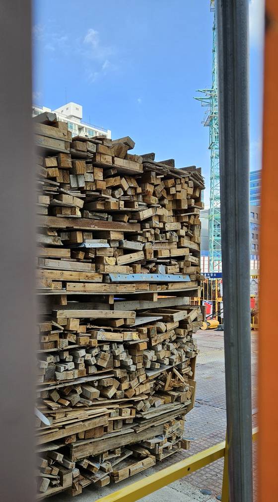 DL건설은 지난달 의정부 아파트 공사 현장에서 사망 사고가 발생하자 44개 공사 현장을 작업을 중지시켰고, 이어 모회사인 DL이앤씨도 100여개 현장에서 공사 중지를 결정했다. 사진은 DL이앤씨가 담당하고 있는 서울의 한 아파트 신축 현장 공사 현장에 목재가 쌓여있는 모습. 김정재 기자