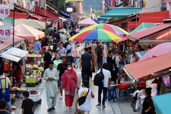 지난 7월 경기도 안산시 단원구 다문화음식거리 시장에서 외국인 근로자·상인·거주자들이 뒤섞여 있는 모습. 김홍준 기자