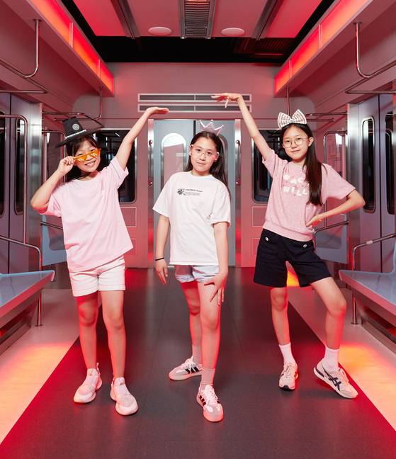 우리 문화의 힘을 느껴볼 수 있는 K-컬처 투어를 하기 위해 서울 중구 하이커 그라운드를 찾은 전서진·이윤슬 학생기자·김리현(왼쪽부터) 학생모델이 걸그룹이 된 것처럼 지하철에서 춤을 춰봤다.