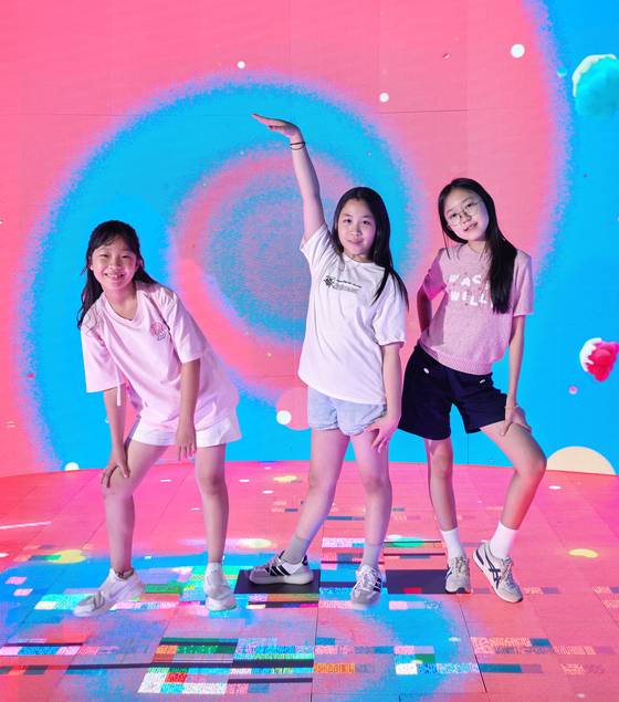 우리 문화의 힘을 느껴볼 수 있는 K-컬처 투어를 하기 위해 서울 중구 하이커 그라운드를 찾은 전서진·이윤슬 학생기자·김리현(왼쪽부터) 학생모델이 걸그룹이 된 것처럼 무대 위에서 춤을 춰봤다.