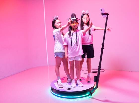 ‘컬러룸’에서는 스핀캠을 이용해 무대를 기준으로 360도 돌며 촬영할 수 있다.