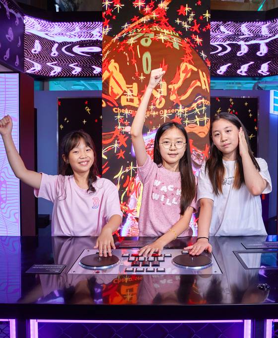 DJ 스테이션은 수직형 디스플레이에서 나오는 한국을 대표하는 다양한 랜드마크를 배경으로 다양한 버튼을 눌러가면서 자신만의 음악 작품을 만드는 DJ 체험을 해볼 수 있는 곳이다.