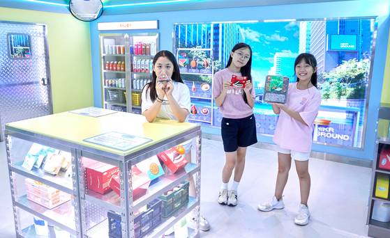 편의점을 재현한 공간에서 음식 2가지를 골라 기계에 스캔하면 AR 프로그램을 통해 새로운 꿀조합 상품을 확인할 수 있다.