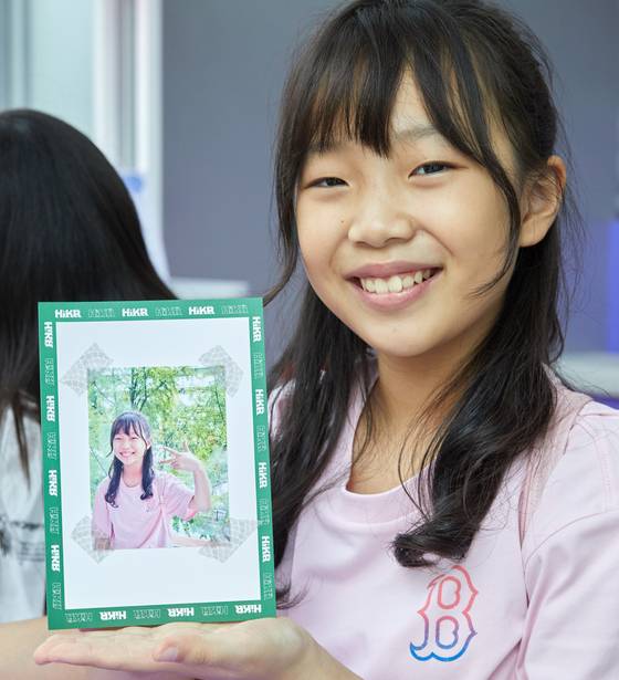 편집 후 인화된 사진에 스티커를 붙이며 꾸미는 시간도 가질 수 있다.