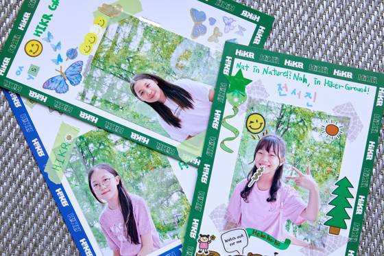 편집 후 인화된 사진에 스티커를 붙이며 꾸미는 시간도 가질 수 있다.