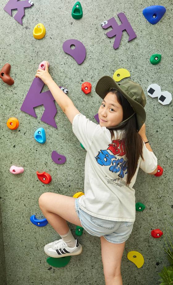 이윤슬 학생기자가 로컬 그라운드 액태비티 포토존에서 기념 촬영을 했다.