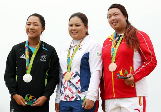 2016 리우올림픽 여자골프 메달리스트인 리디아 고와 박인비, 펑샨샨(왼쪽부터). 올림픽사진공동취재단