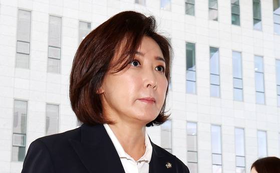 나경원 국민의힘 의원이 15일 서울 양천구 남부지법에서 열린 서울남부지방법원에서 열린 '지난 2019년 벌어진 국회 패스트트랙(신속처리안건) 충돌 사건' 1심 결심 공판에 출석하고 있다. 뉴스1