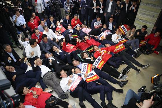 나경원 당시 자유한국당 원내대표와 의원들이 2019년 4월 30일 새벽 여의도 국회 정치개혁특별위원회(정개위)가 열린 정무위원회 앞에서 구호를 외치고 있다. 김경록 기자