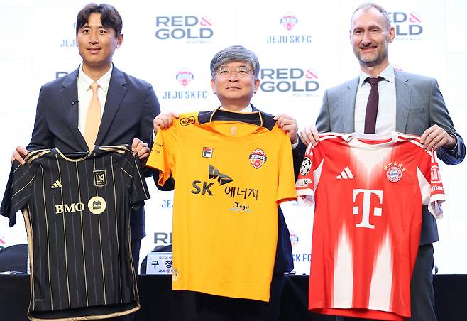 15일 서울 마포구 스탠포드 호텔에서 열린 제주 SK와 'R&G(RED&Gold Football)' 파트너십 기자회견에서 구자철 제주SK 유스어드바이저, 구창용 제주SK 대표이사, 요헨 자우어 R&D 매니징 디렉터(왼쪽부터)가 포즈를 취하고 있다. [연합뉴스]