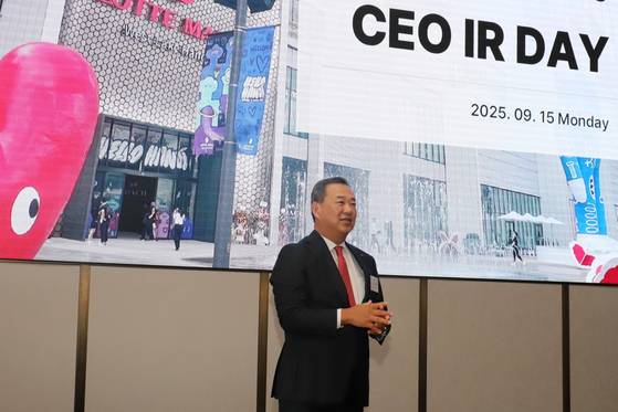 김상현 롯데쇼핑 부회장이 15일 시그니엘 서울에서 열린 롯데쇼핑 'CEO IR DAY' 행사에서 롯데쇼핑의 전략을 발표하고 있다. 사진 롯데쇼핑