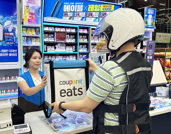 GS리테일이 운영하는 편의점 GS25와 슈퍼마켓 GS더프레시는 지난 8월 '쿠팡이츠 쇼핑'에 입점했다. GS25 매장에서 쿠팡이츠 배달 모습. 사진 GS리테일