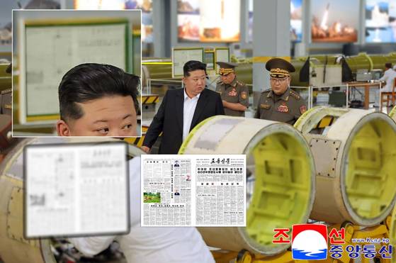 김정은 뒤편에 세워진 신문 거치대(왼쪽)가 확대된 모습. 북한 매체가 김정은의 방문일을 8월 31일이라고 보도했으나, 거치대에 꽂힌 노동신문은 8월 26일 자로 확인됐다. 아래에는 8월 26일 자 노동신문 1면과 4면 화면을 흐리게 처리해 기울여 배치했으며, 오른쪽에는 흐리지 않은 원본 페이지가 함께 제시돼 두 신문이 동일판임을 보여주고 있다. 사진 NK뉴스 캡처