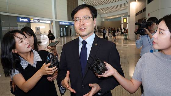 여한구 산업통상자원부 통상교섭본부장이 15일 오전 인천국제공항에서 미국 워싱턴 DC로 출국하며 취재진 질문에 답하고 있다. 미국 출장길에 오른 여 본부장은 제이미슨 그리어 미국 무역대표부(USTR) 대표 등을 만나 한미 관세협상 후속 협의를 진행한다. 뉴스1