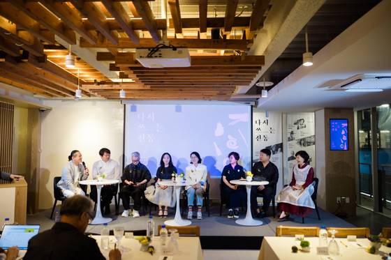 순대실록 플래그십 스토어 오픈 기념 행사로 열린 '다시 쓰는 전통' 포럼 행사에 참여한 연사들. (왼쪽부터) 박재현 한국브랜드마케팅연구소 대표, 한영석 누룩명인, 김치호 공간디자이너, 고소미 한지 예술가, 박선옥 한복 패션디자이너, 이현주 국립중앙박물관 전 홍보전문경력관, 김상연 전남대 교수, 육경희 순대실록 대표. 사진 순대실록