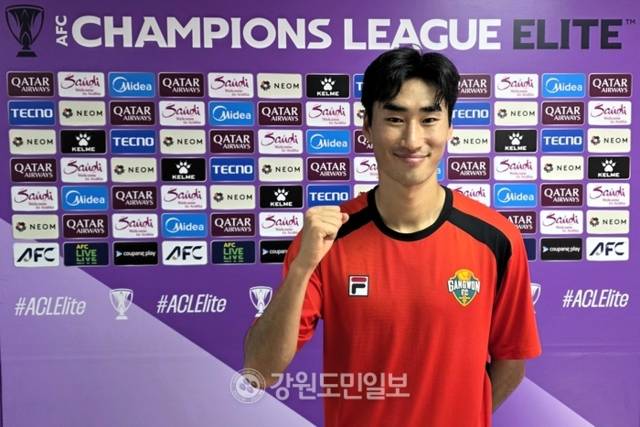 ▲ 강원FC 서민우가 상하이 선화와 2025-2026 AFC(아시아축구연맹) 챔피언스리그 엘리트(ACLE) 리그 스테이지 동아시아 1차전을 하루 앞둔 15일 춘천송암스포츠타운주경기장에서 공식 훈련을 소화한 뒤 믹스트존에서 필승을 다짐하고 있다. 한규빈 기자