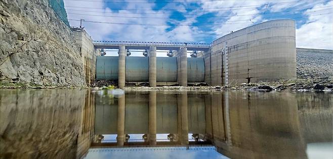 < 물 차오른 강릉 오봉저수지 > 극한 가뭄에 시달리고 있는 강원 강릉에 주말 동안 최대 90㎜의 비가 내려 14일 오봉저수지에 물이 차올랐다. 강릉 생활용수의 87%를 공급하는 오봉저수지 저수율은 이날 오후 5시 기준 16%로 전날보다 3%포인트 상승했다. 연합뉴스