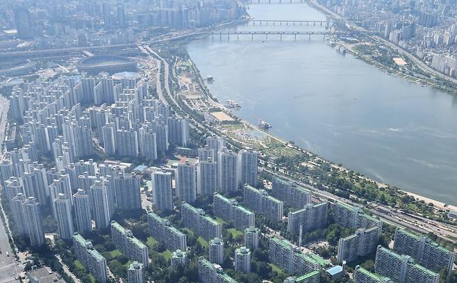 잠실 롯데월드타워에서 바라본 서울 송파구 일대 아파트 전경. 사진=연합뉴스